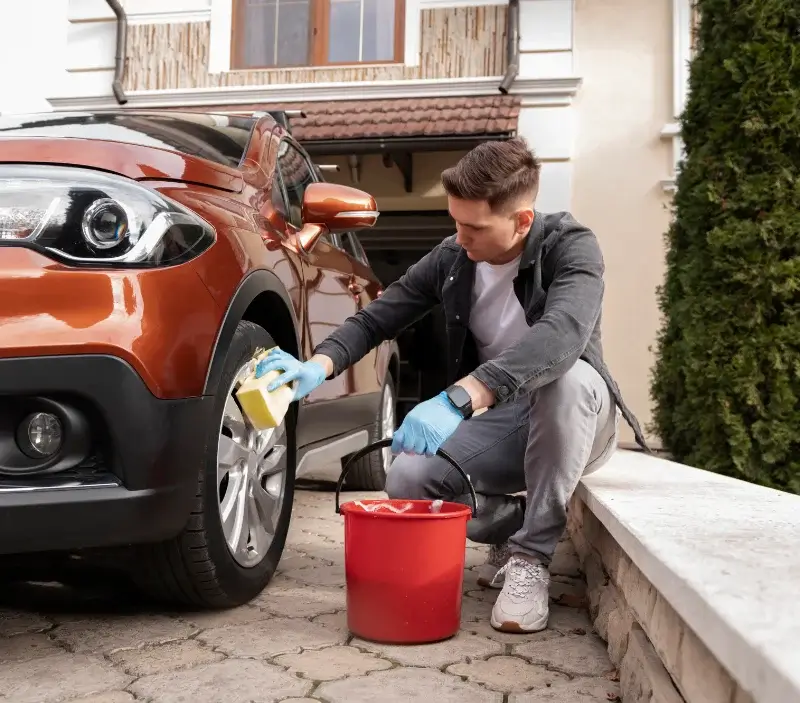 Lavage auto à domicile Monoblet : professionnel intervenant sur un véhicule
